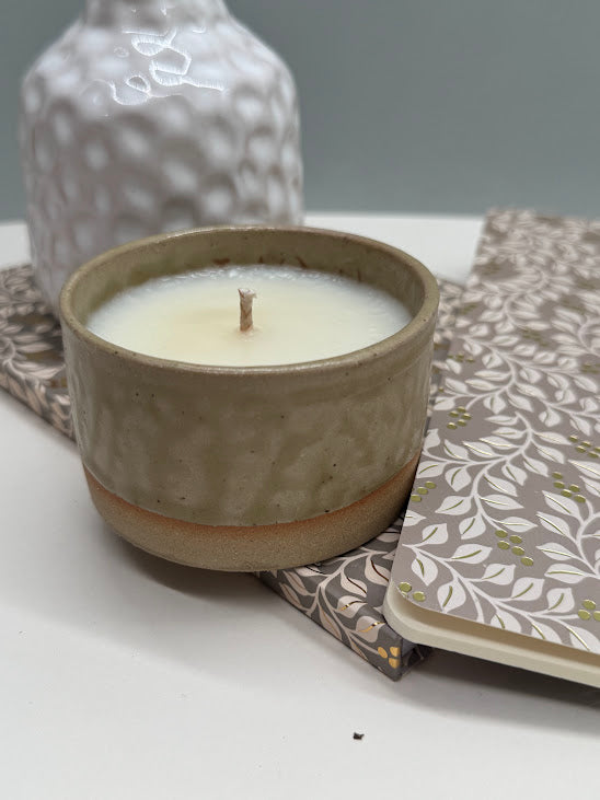 Bougies pot céramique artisanale  "Beige reflet vert nature" coulée à la main